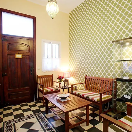 Malaga Lodge Guesthouse 3* מאלגה
