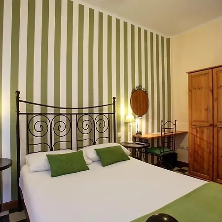 Malaga Lodge Guesthouse בית הארחה