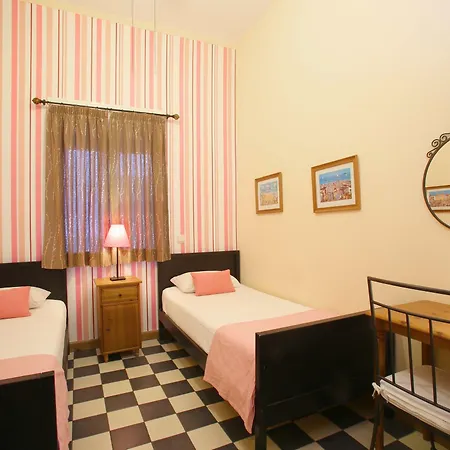 Malaga Lodge Guesthouse בית הארחה