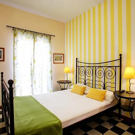 Malaga Lodge Guesthouse מאלגה